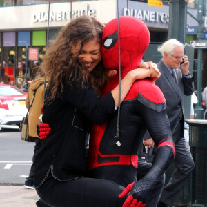 Tom Holland, en Spider-Man et Zendaya s'envolent dans les airs sur le tournage de Spider-Man à New York le 12 octobre 2018.