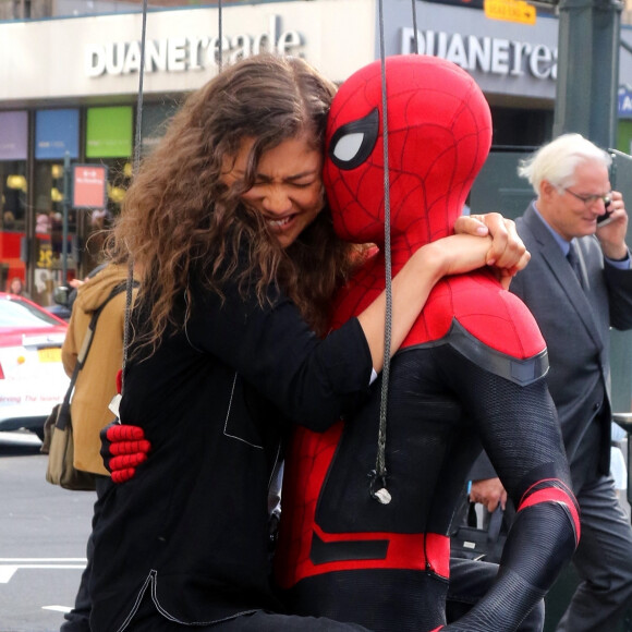 Tom Holland, en Spider-Man et Zendaya s'envolent dans les airs sur le tournage de Spider-Man à New York le 12 octobre 2018.