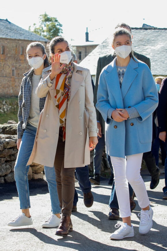 Le roi Felipe VI d'Espagne, la reine Letizia, l'infante Sofia, La princesse Leonor d'Espagne, princesse des Asturies - La famille royale d'Espagne visite le village Santa María del Puerto dans le cadre des 2021 Princess of Asturias Awards le 23 octobre 2021