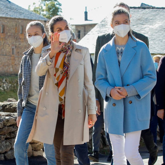 Le roi Felipe VI d'Espagne, la reine Letizia, l'infante Sofia, La princesse Leonor d'Espagne, princesse des Asturies - La famille royale d'Espagne visite le village Santa María del Puerto dans le cadre des 2021 Princess of Asturias Awards le 23 octobre 2021