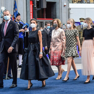 Le roi Felipe V et la reine Letizia d'Espagne, avec la princesse Leonor, princesse des Asturies et l'infante Sofia d'Espagne - La famille royale espagnole lors de la cérémonie de remise des prix de la princesse des Asturies au théâtre Campoamor à Oviedo, Espagne, le 22 octobre 2021.