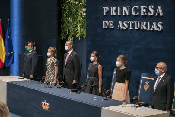 Le roi Felipe V et la reine Letizia d'Espagne, avec la princesse Leonor, princesse des Asturies, l'infante Sofia d'Espagne - La famille royale espagnole lors de la cérémonie de remise des prix de la princesse des Asturies au théâtre Campoamor à Oviedo, Espagne, le 22 octobre 2021.
