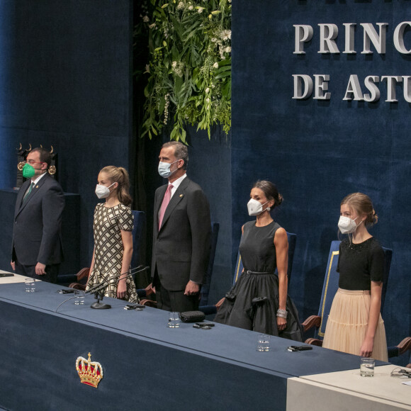 Le roi Felipe V et la reine Letizia d'Espagne, avec la princesse Leonor, princesse des Asturies, l'infante Sofia d'Espagne - La famille royale espagnole lors de la cérémonie de remise des prix de la princesse des Asturies au théâtre Campoamor à Oviedo, Espagne, le 22 octobre 2021.
