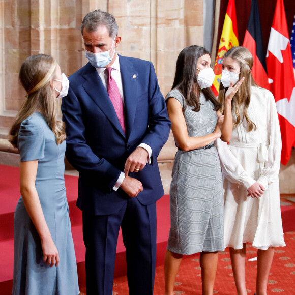 La princesse Leonor, princesse des Asturies, le roi Felipe VI et la reine Letizia d'Espagne, et L'infante Sofia d'Espagne - Réception en audience des récipiendaires des médailles des Asturies à l'hôtel Reconquista à Oviedo, Asturies (Espagne).