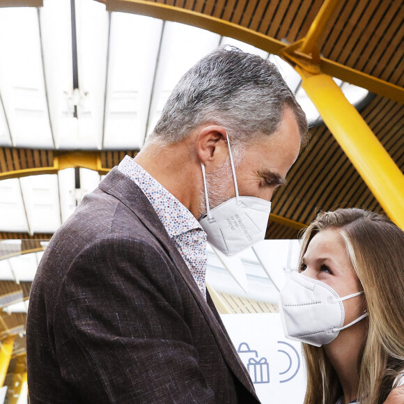 Le roi Felipe VI, la reine Letizia d'Espagne et l'infante Sofia d'Espagne accompagnent la princesse Leonor à l'aéroport de Madrid avant qu'elle rejoigne l'UWC Atlantic College au château de Saint Donat au Pays de Galles. Le 30 août 2021.