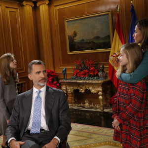 Le roi Felipe VI d'Espagne fête son 50ème anniversaire le 30 janvier 2018 Le roi Felipe VI et la reine Letizia d'Espagne avec leurs filles Leonor et Sofia de Bourbon lors du tournage du film des voeux de Noêl à Madrid le 18 janvier 2018 © Casa de Su Majestad el Rey / Gtres / Bestimage