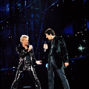 Johnny Hallyday et Patrick Bruel en concert au Stade de France, en 1998.