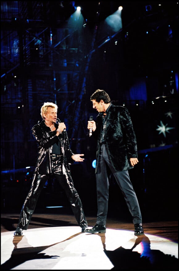 Johnny Hallyday et Patrick Bruel en concert au Stade de France, en 1998.