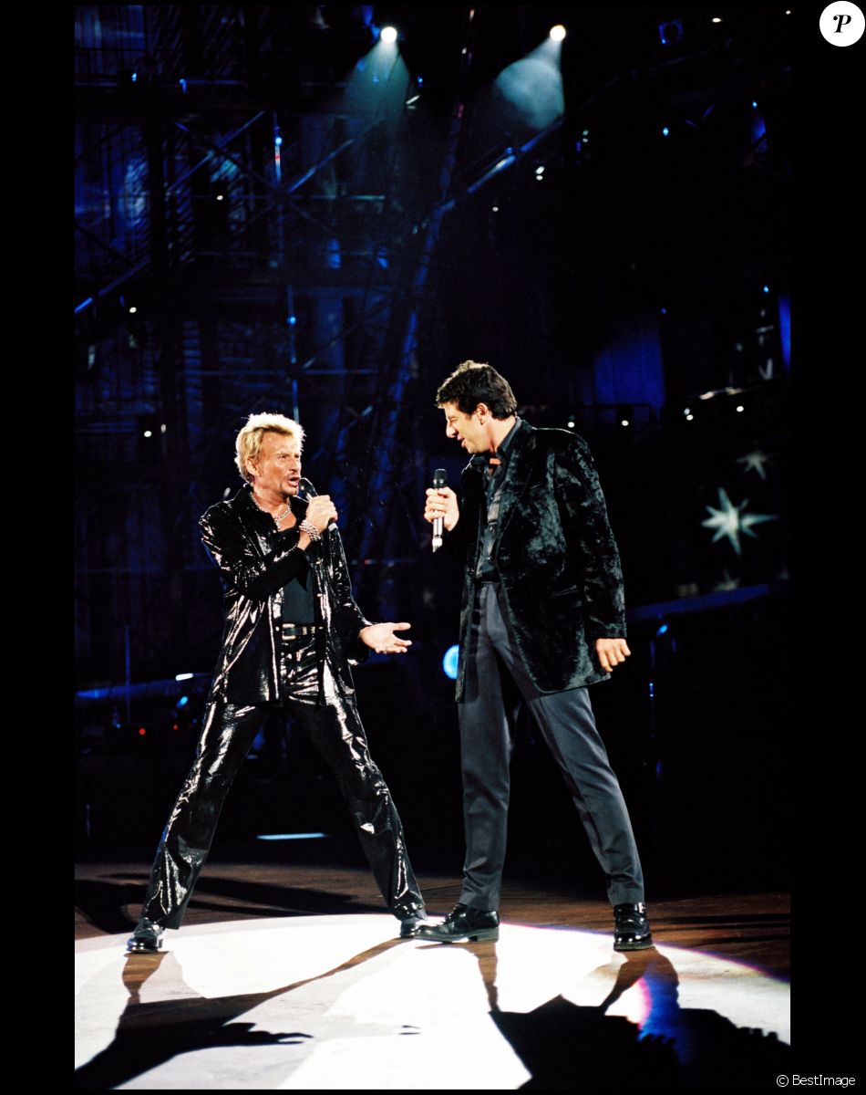 Johnny Hallyday et Patrick Bruel en concert au Stade de France, en 1998.