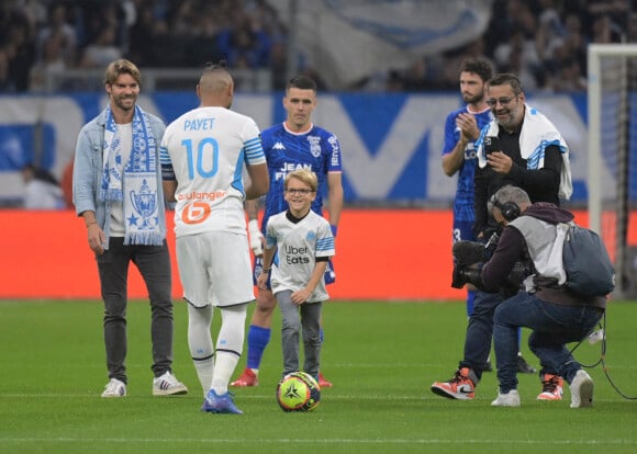 En hommage à Bernard Tapie, son petit-fils (accompagné de son père Stéphane Tapie) a donné le coup d'envoi du match de Ligue 1 Uber Eats "Marseille - Lorient (4-1)" au stade Vélodrome à Marseille.