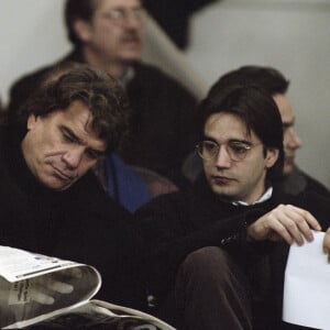 En France, à Paris, dans les tribunes du Parc des Princes, Bernard Tapie et son fils Stéphane en février 1996.