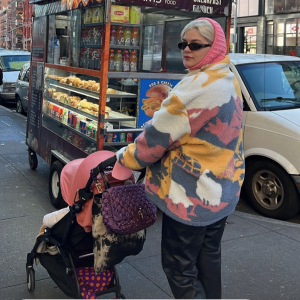 Louane et sa fille bravent le froid pour une balade dans les rues de New York. Le 20 décembre 2021.