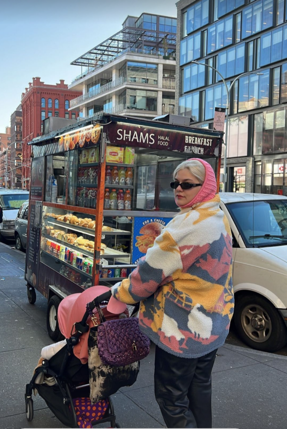 Louane et sa fille bravent le froid pour une balade dans les rues de New York. Le 20 décembre 2021.