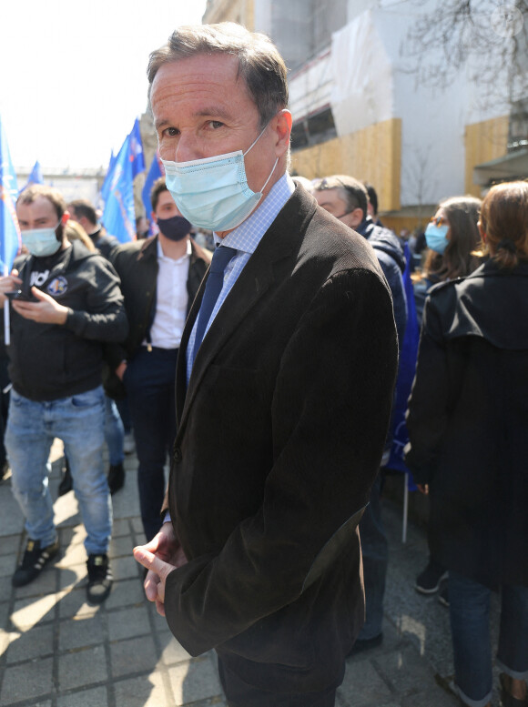 Nicolas Dupont-Aignan - Les policiers manifestent leur colère après le jugement dans l'affaire de l'incendie d'une voiture de police à Viry-Chatillon à Paris le 20 avril 2021. © Panoramic / Bestimage