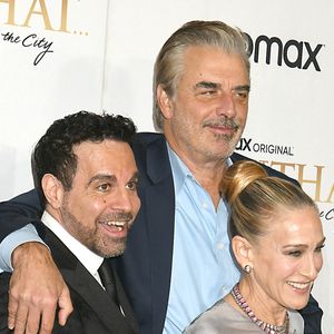 Mario Cantone, Chris Noth et Sarah Jessica Parker assistent à l'avant-première de la série "And Just Like That..." au Musée d'Art Moderne. New York, le 8 décembre 2021.