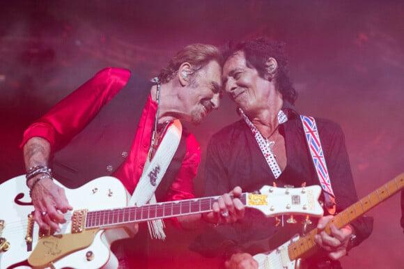 Exclusif - Johnny Hallyday et Robin Le Mesurier sur scène lors de son premier concert, à Nîmes le 2 juillet 2015.