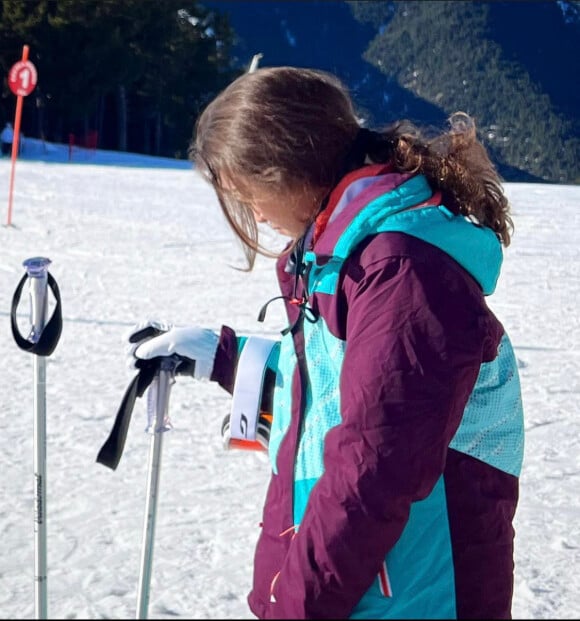 Kahina, la fille de Sonia Rolland (et son ex-compagnon Jalil Lespert), en vacances en Andorre. Décembre 2021.