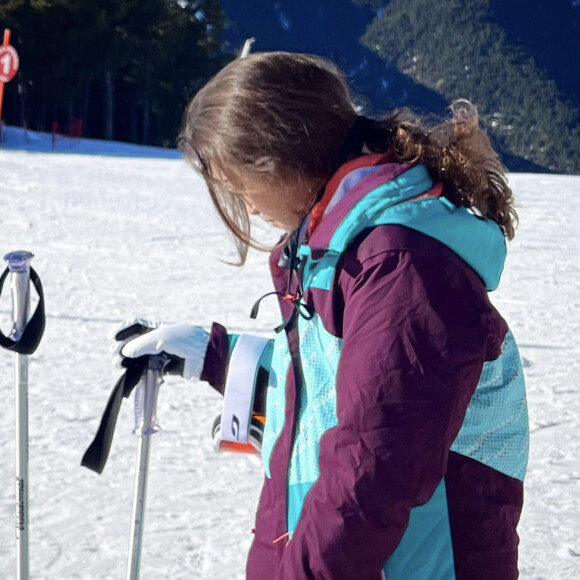 Kahina, la fille de Sonia Rolland (et son ex-compagnon Jalil Lespert), en vacances en Andorre. Décembre 2021.
