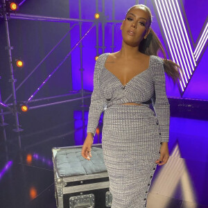 Amel Bent, enceinte, sur le plateau de l'émission The Voice. Décembre 2021.
