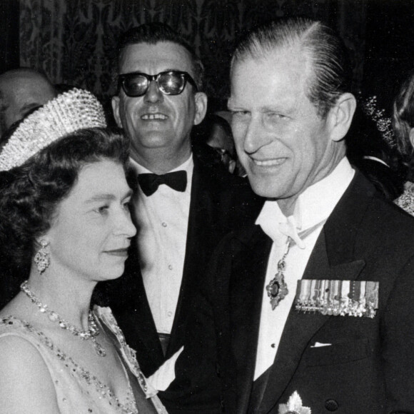 La reine Elizabeth II d'Angleterre et son mari, le prince Philip, duc d'Edimbourg, en visite à Malte. Le 17 novembre 1967 © Keystone Press Agency / Zuma Press / Bestimage