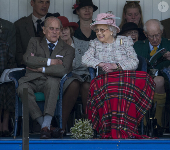 La reine Elizabeth II d'Angleterre, le prince Philip, duc d'Edimbourg, aux jeux de Braemar en Écosse le 2 septembre 2017.