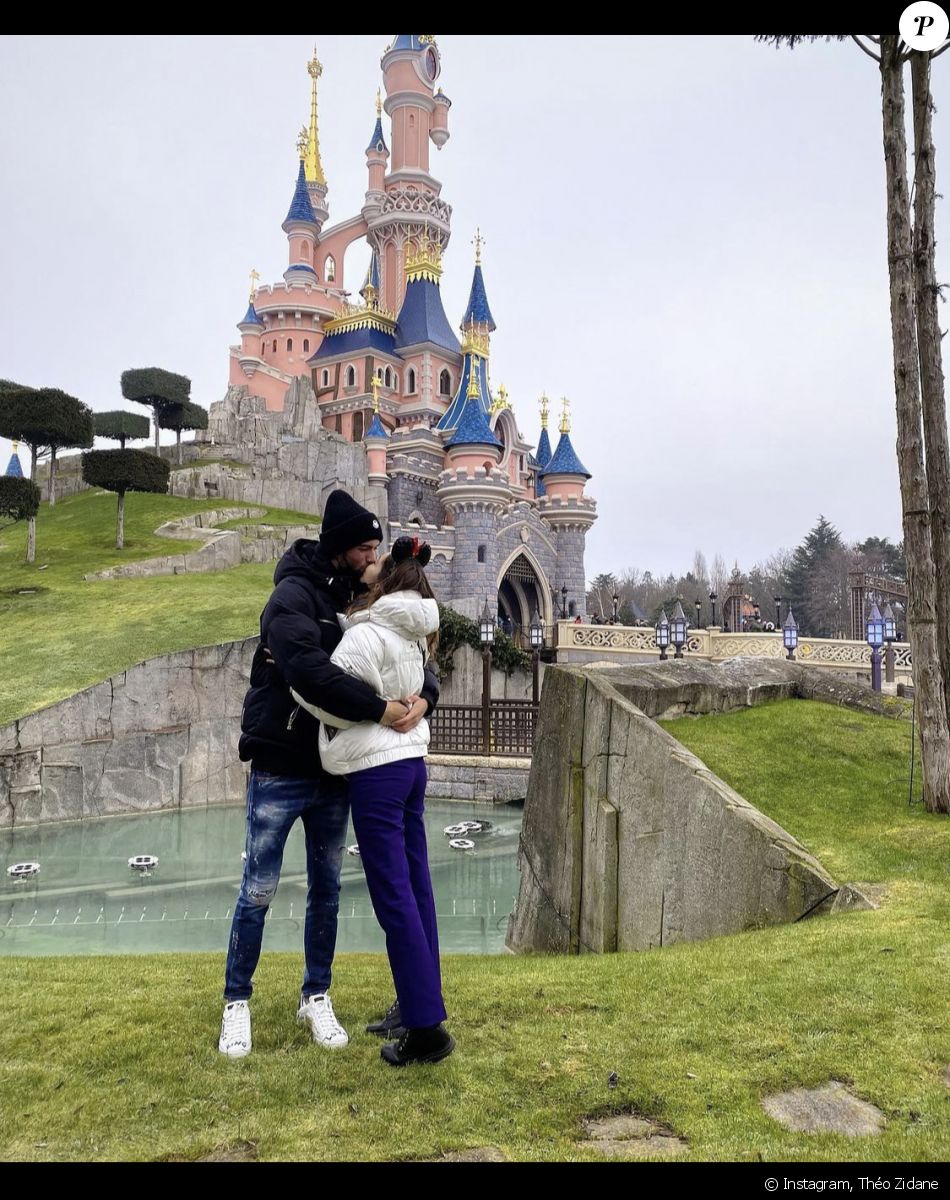 Théo Zidane visite Disneyland Paris avec sa petite amie. Décembre 2021.