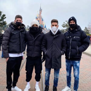 Elyaz, Enzo, Luca et Theo Zidane visitent Disneyland Paris en famille. Décembre 2021.