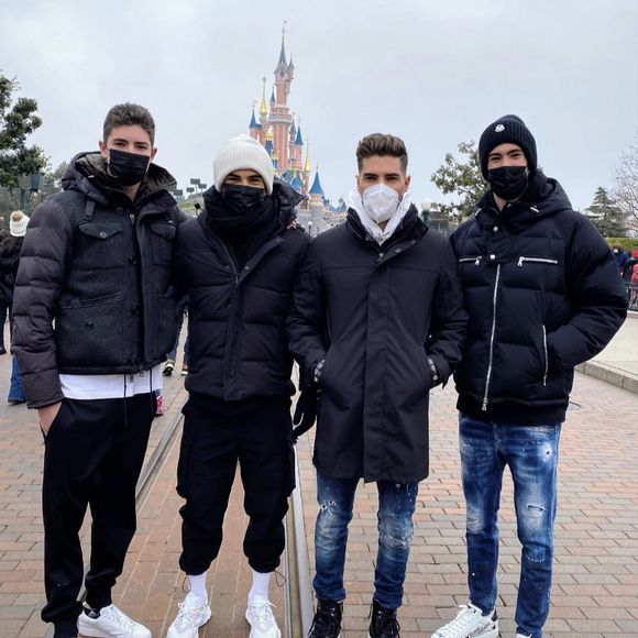 Elyaz, Enzo, Luca et Theo Zidane visitent Disneyland Paris en famille. Décembre 2021.