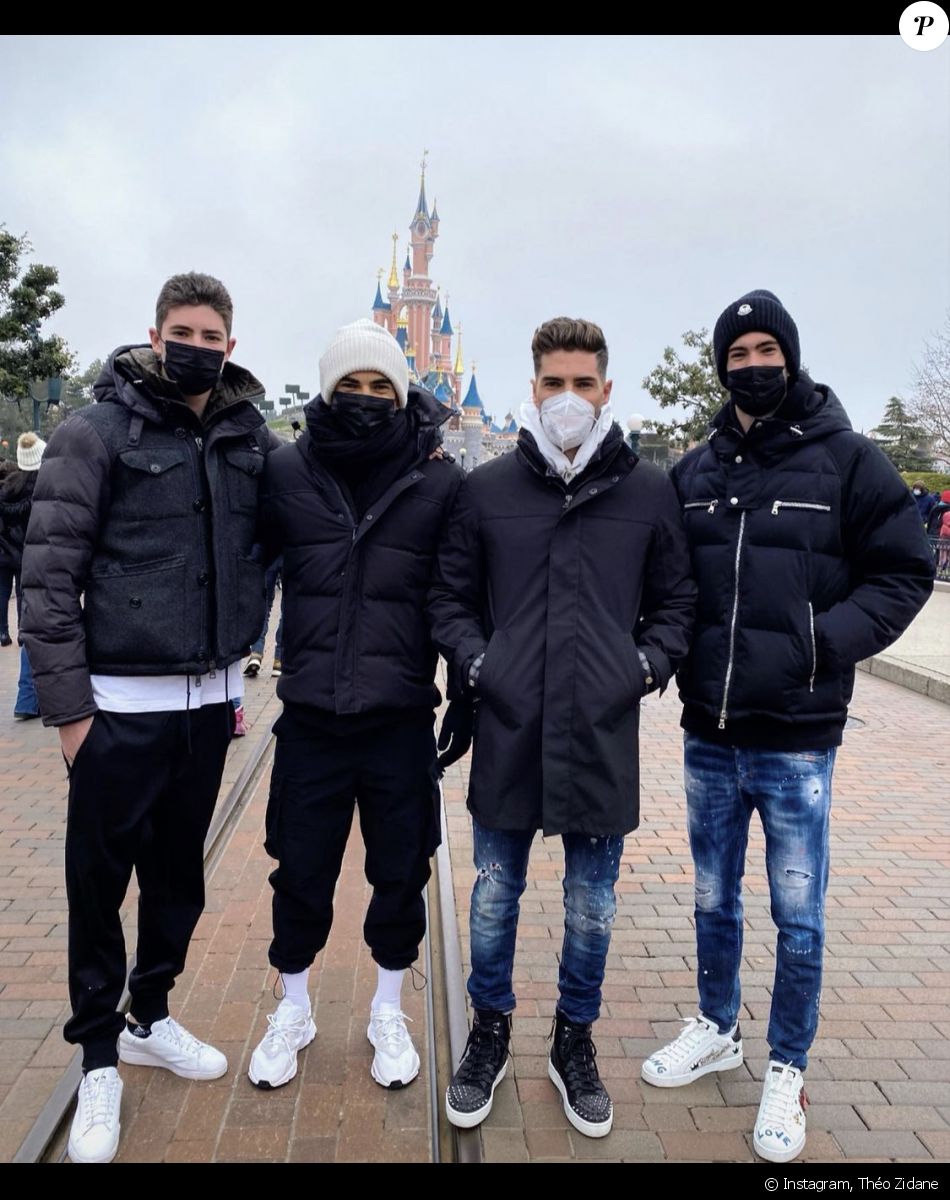 Elyaz, Enzo, Luca et Theo Zidane visitent Disneyland Paris en famille. Décembre 2021.