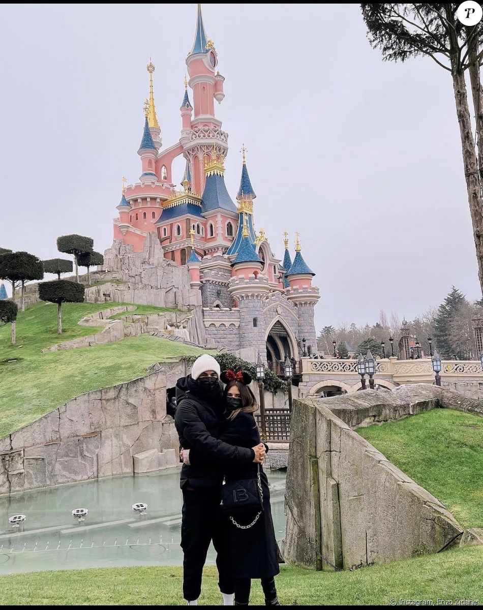 Enzo Zidane et sa fiancée Karen Goncalves à Disneyland Paris. Décembre 2021.
