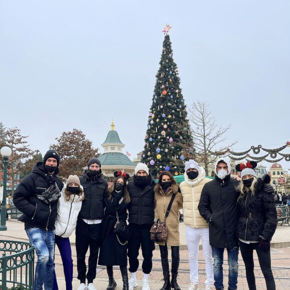 Zinédine Zidane (en jean blanc), son épouse Véronique (à sa droite), leurs quatre fils Théo, Elyaz, Enzo et Luca (de gauche à droite) et leurs chéries respectives à Disneyland Paris. Décembre 2021.