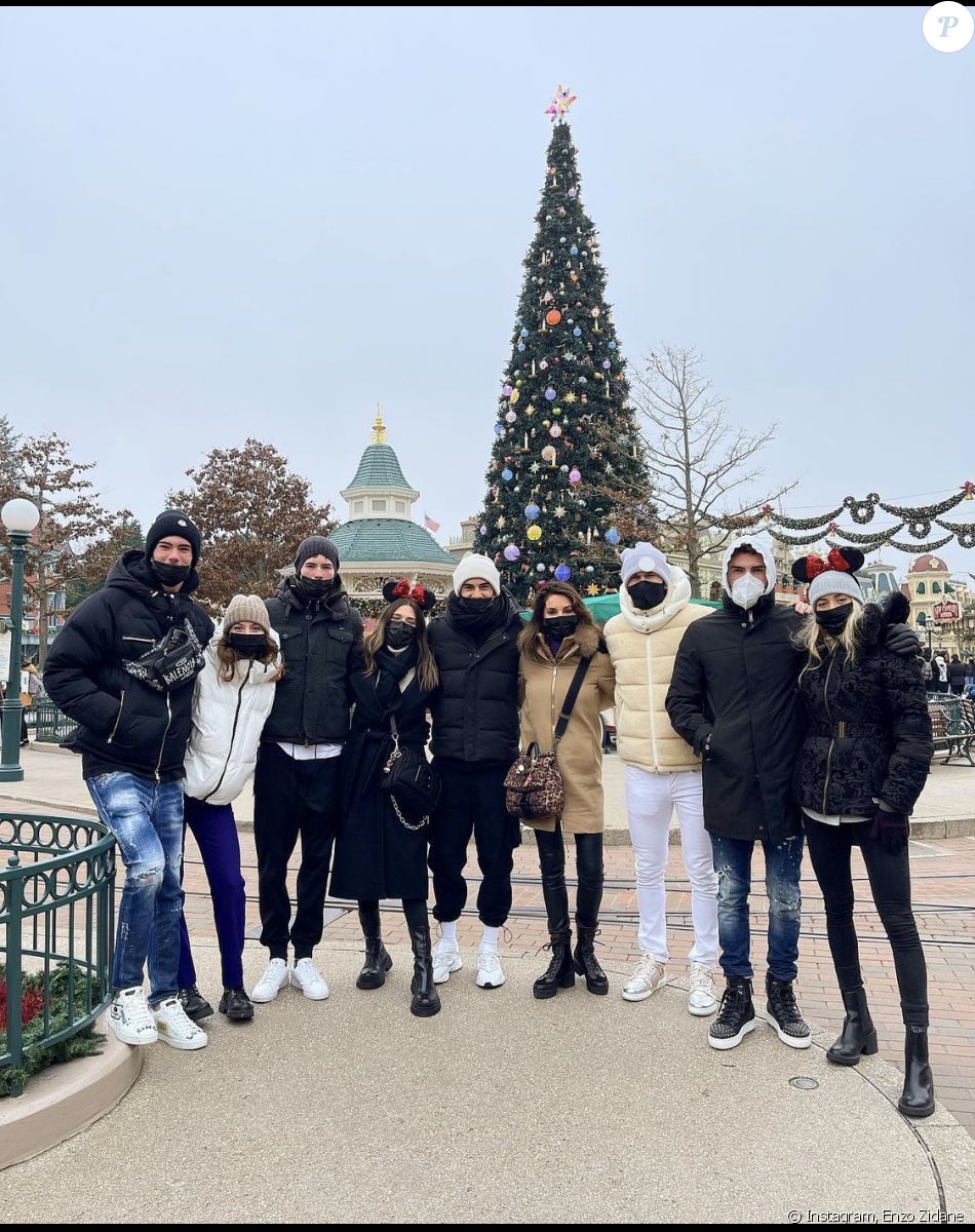 Zinédine Zidane (en jean blanc), son épouse Véronique (à sa droite), leurs quatre fils Théo, Elyaz, Enzo et Luca (de gauche à droite) et leurs chéries respectives à Disneyland Paris. Décembre 2021.