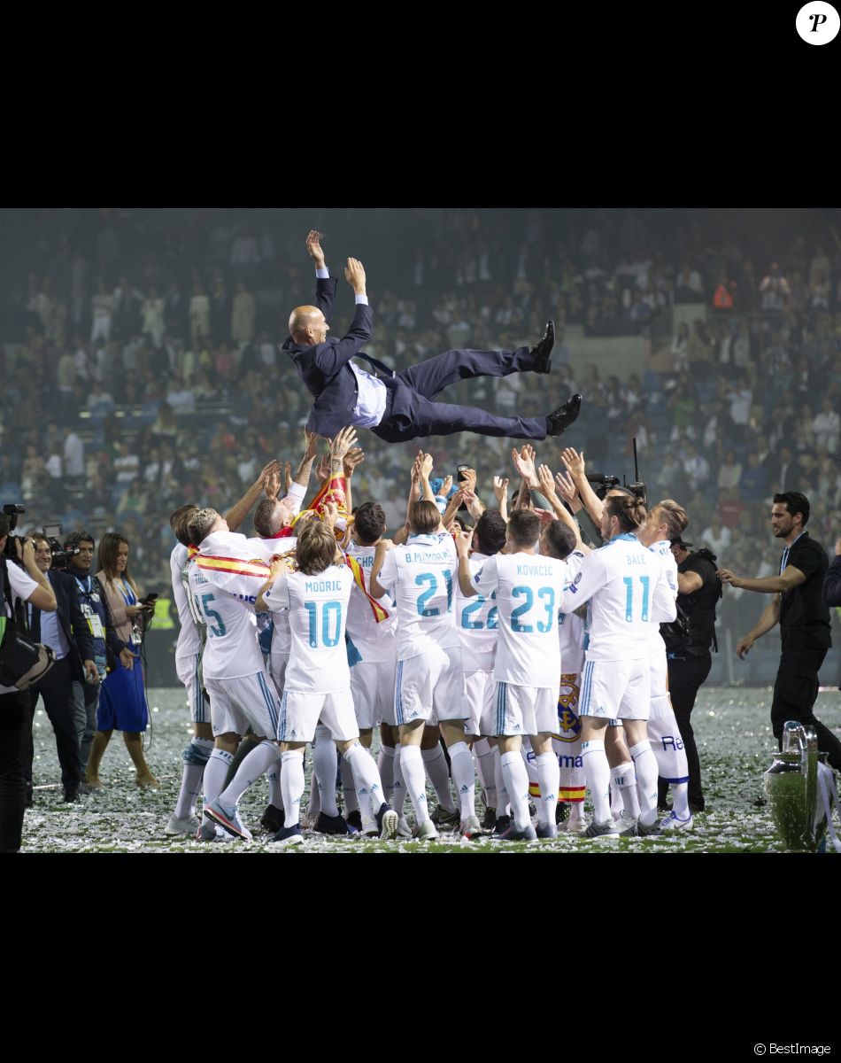 Les joueurs du Real Madrid et leur entraîneur Zinedine Zidane fêtent leur victoire en ligue des Champions à Madrid le 26 mai 2018.