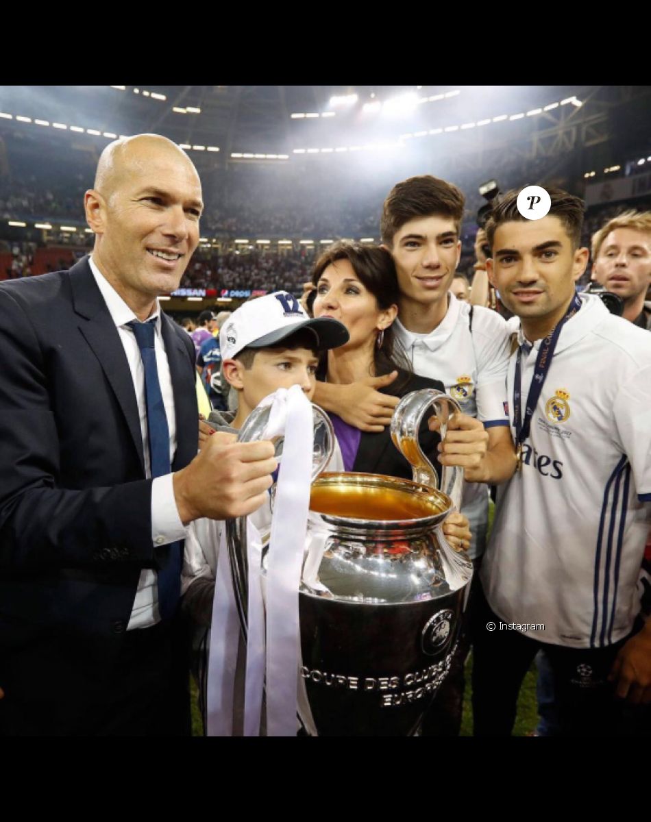 Zinedine Zidane soulève le trophée de la Ligue des Champions avec sa famille après la victoire du Real Madrid en finale de la compétition contre la Juventus de Turin le 3 juin 2017 à Cardiff.