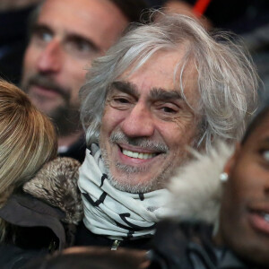 Louis Bertignac et sa compagne Laeticia - Quart de finale de la Coupe de France de football entre le PSG et l'AS Monaco (2-0) au Parc des Princes à Paris, le 4 mars 2015. 