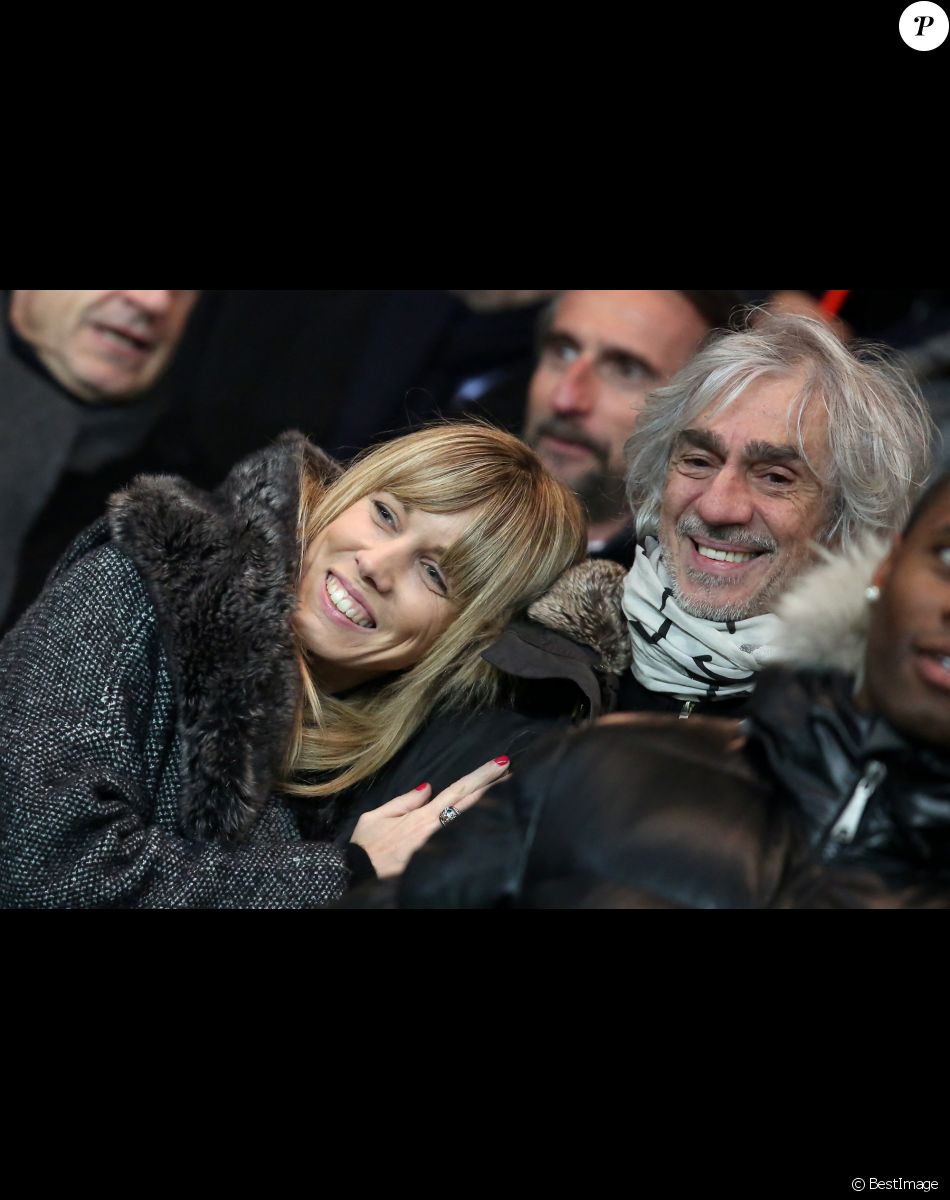 Louis Bertignac et sa compagne Laeticia - Quart de finale de la Coupe de France de football entre le PSG et l'AS Monaco (2-0) au Parc des Princes à Paris, le 4 mars 2015.