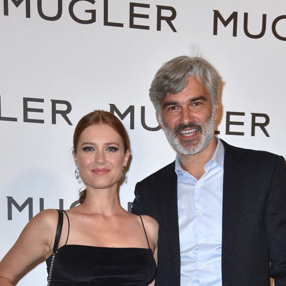 Alice Dufour (enceinte) et son compagnon François Vincentelli au photocall de l'exposition "Thierry Mugler: couturissime" au Musée des Arts Décoratifs (MAD) à Paris le 28 septembre 2021.