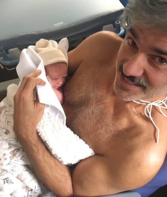 François Vincentelli annonce la naissance de sa fille Colette, née de ses amours avec Alice Dufour. Sur Instagram, le 28 décembre 2021.