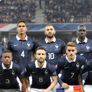 Photo de l'équipe de France de football en 2015, avec Mathieu Valbuena et Karim Benzema.