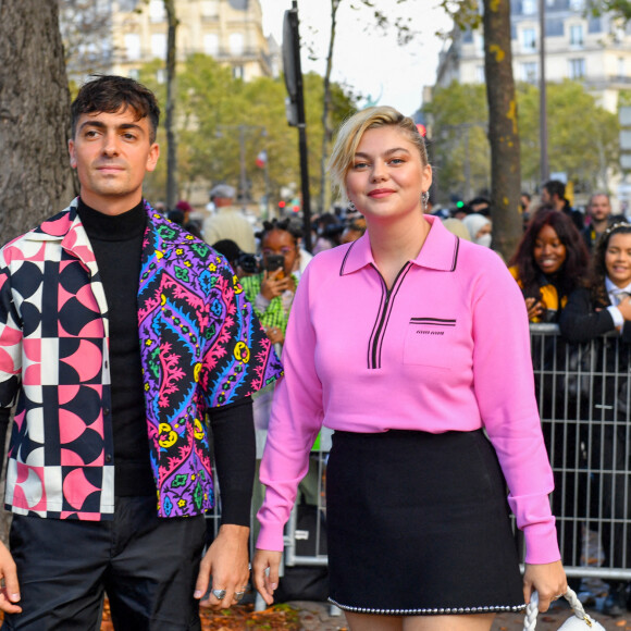 Louane Emera et son compagnon Florian Rossi arrivent au défilé de mode Miu Miu lors de la Fashion Week printemps/été 2022 à Paris, France, le 5 octobre 2021. © Veeren Ramsamy-Christophe Clovis/Bestimage 