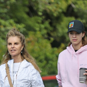 Exclusif - Maria Shriver fait une marche avec sa fille Christina Schwarzenegger à Los Angeles le 20 avril 2021.