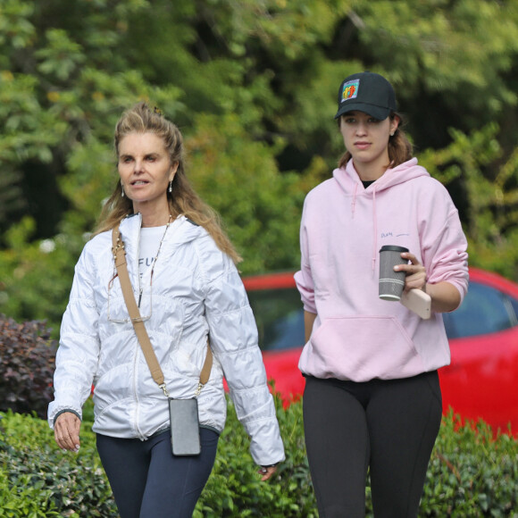 Exclusif - Maria Shriver fait une marche avec sa fille Christina Schwarzenegger à Los Angeles le 20 avril 2021.