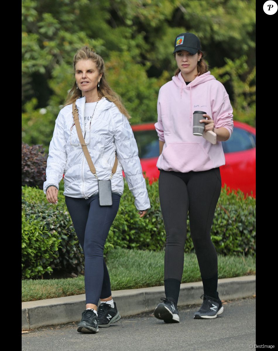 Exclusif - Maria Shriver fait une marche avec sa fille Christina Schwarzenegger à Los Angeles le 20 avril 2021.