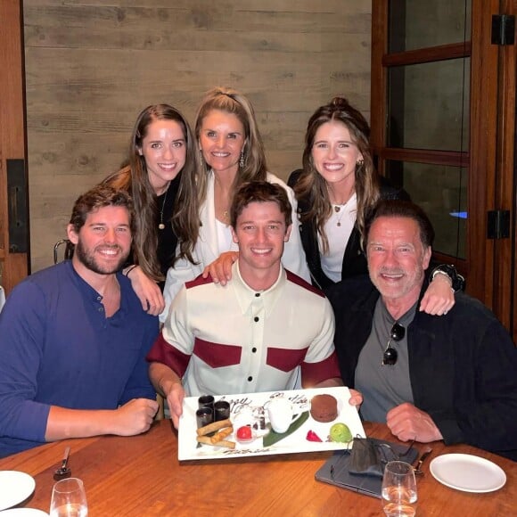 Arnold Schwarzenegger et Maria Shriver entourés de leurs quatre enfants, sur Instagram. 