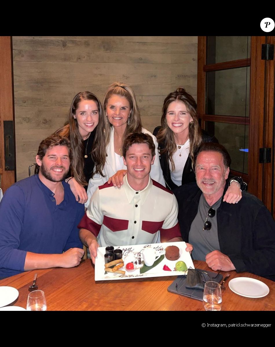Arnold Schwarzenegger et Maria Shriver entourés de leurs quatre enfants, sur Instagram.