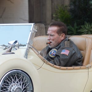Exclusif - Arnold Schwarzenegger fait une sortie à Los Angeles dans son cabriolet Excalibur Phaeton le 5 décembre 2021.