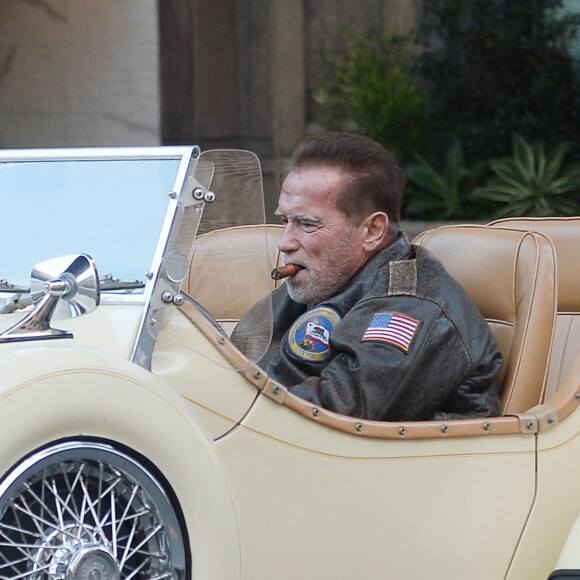 Exclusif - Arnold Schwarzenegger fait une sortie à Los Angeles dans son cabriolet Excalibur Phaeton le 5 décembre 2021.