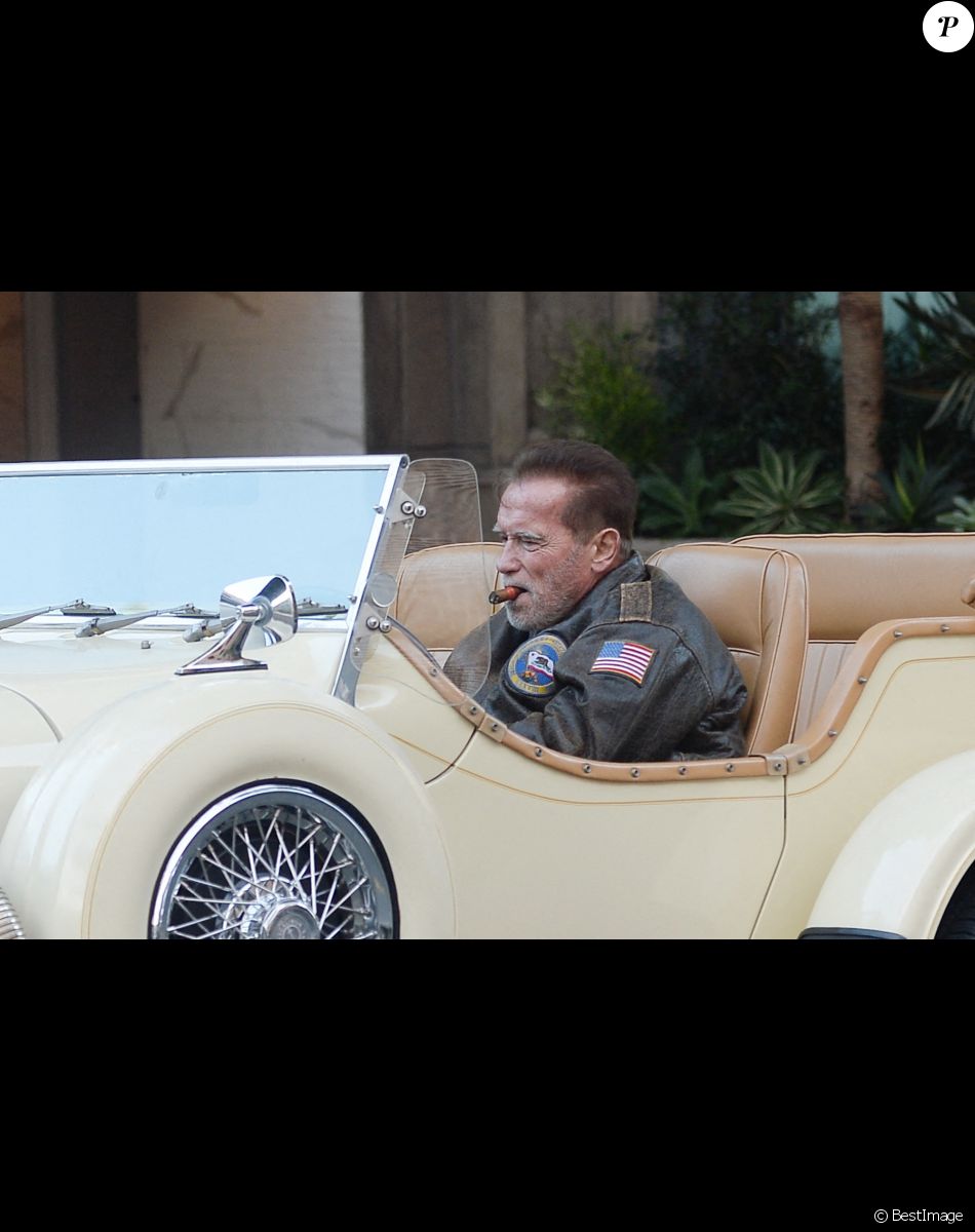 Exclusif - Arnold Schwarzenegger fait une sortie à Los Angeles dans son cabriolet Excalibur Phaeton le 5 décembre 2021.
