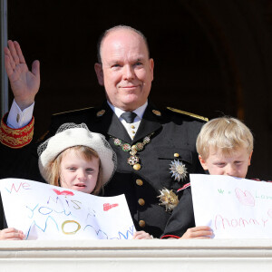 Le prince Albert II de Monaco et ses enfants, le prince héréditaire Jacques de Monaco et sa soeur la princesse Gabriella de Monaco - La famille princière de Monaco apparaît au balcon du palais lors de la fête nationale de Monaco, le 19 novembre 2021. © Bebert-Jacovides/Bestimage