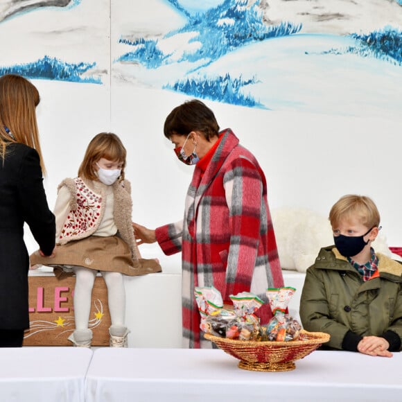 Camille Gottlieb, la princesse Stéphanie de Monaco, la princesse Gabriella et le prince Jacques de Monaco - Arbre de Noël du palais princier pour les enfants monégasques au palais princier en présence du prince Jacques et de la princesse Gabriella de Monaco, la princesse Stéphanie et de ses enfants Louis Ducruet et Camille Gottlieb, le 15 décembre 2021. © Bruno BEBERT / Bestimage